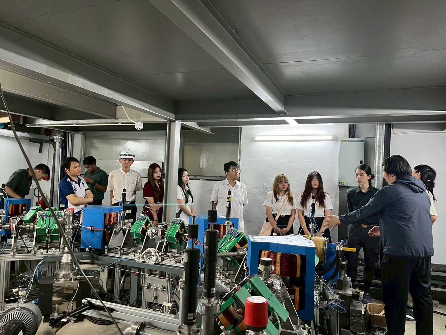 Read more about the article 🫶😀ห้องปฏิบัติการวิจัยเครื่องเร่งอิเล็กตรอนเชิงเส้นให้การต้อนรับนักศึกษา ชั้นปีที่ 2 และ 3 👩🏻‍🔬🧑‍🔬สังกัดภาควิชาฟิสิกส์และวัสดุศาสตร์ คณะวิทยาศาสตร์ มหาวิทยาลัยเชียงใหม่ 👩‍🏫สำหรับกิจกรรมการเยี่ยมชมห้องปฏิบัติการ